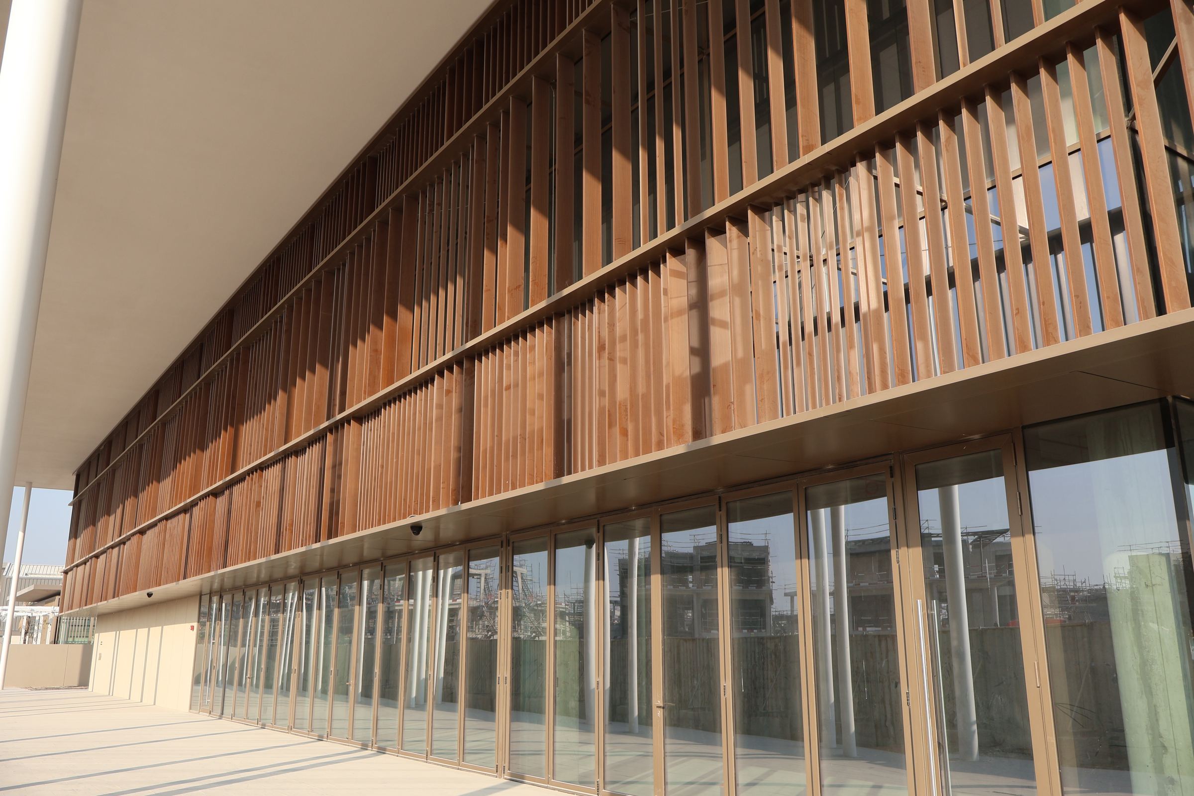 Nas Mall, Dubai, vertical louvres along the gallery